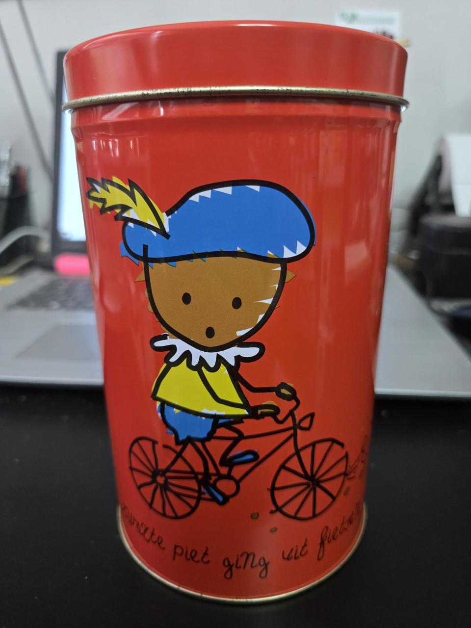 Rood blik  van Dick Bruna "Zwarte Piet ging uit fietsen". H17cm Ø10.5cm