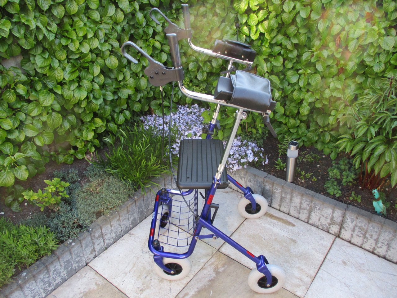 Zgan Provo rollator van Jeremiase met onderarmschalen zitje mand + dienblad