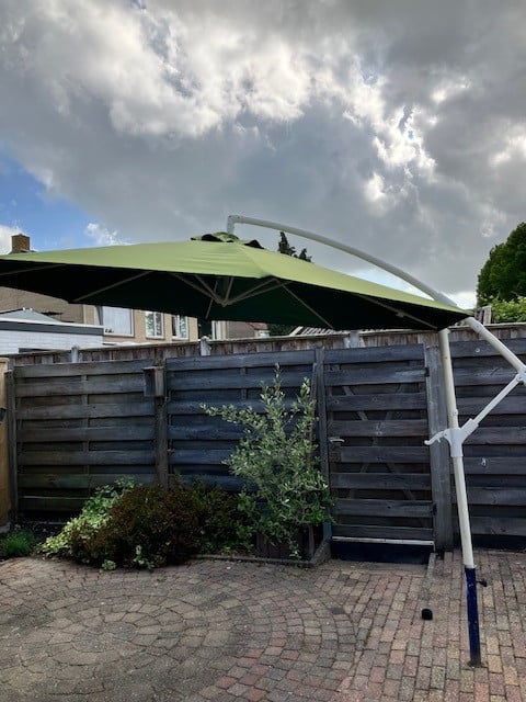 Parasol inclusief betonnen voet