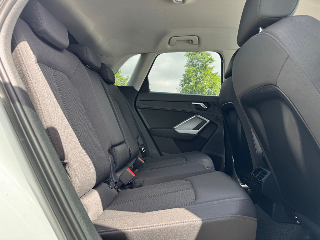 Audi Q3 35 tfsi design luxe * trekhaak * sportstoelen* carplay