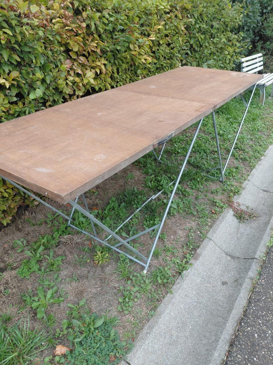 Degelijke behang plaktafel