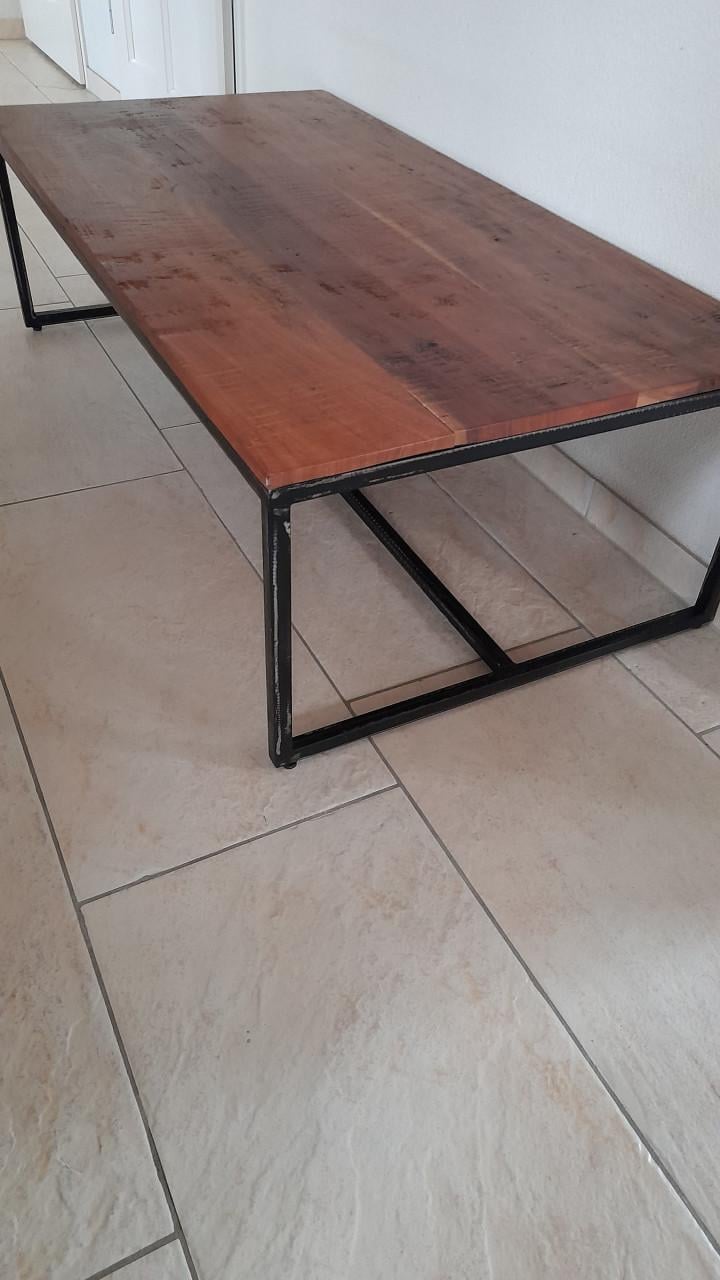Prachtige salon tafel 118 x 60 x 36H (z.g.a.n.)