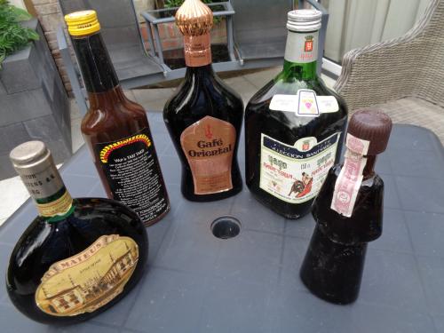 Allerlei oude volle flessen.