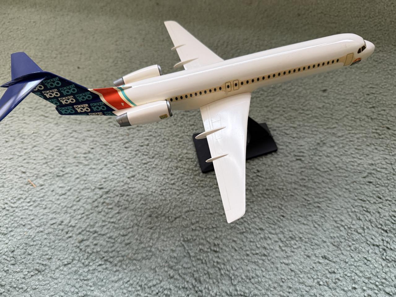 Model vliegtuigen fokker 100 en 50