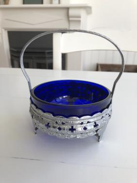 Lief brocante suikerschaaltje van blauw glas in metalen houdertje
