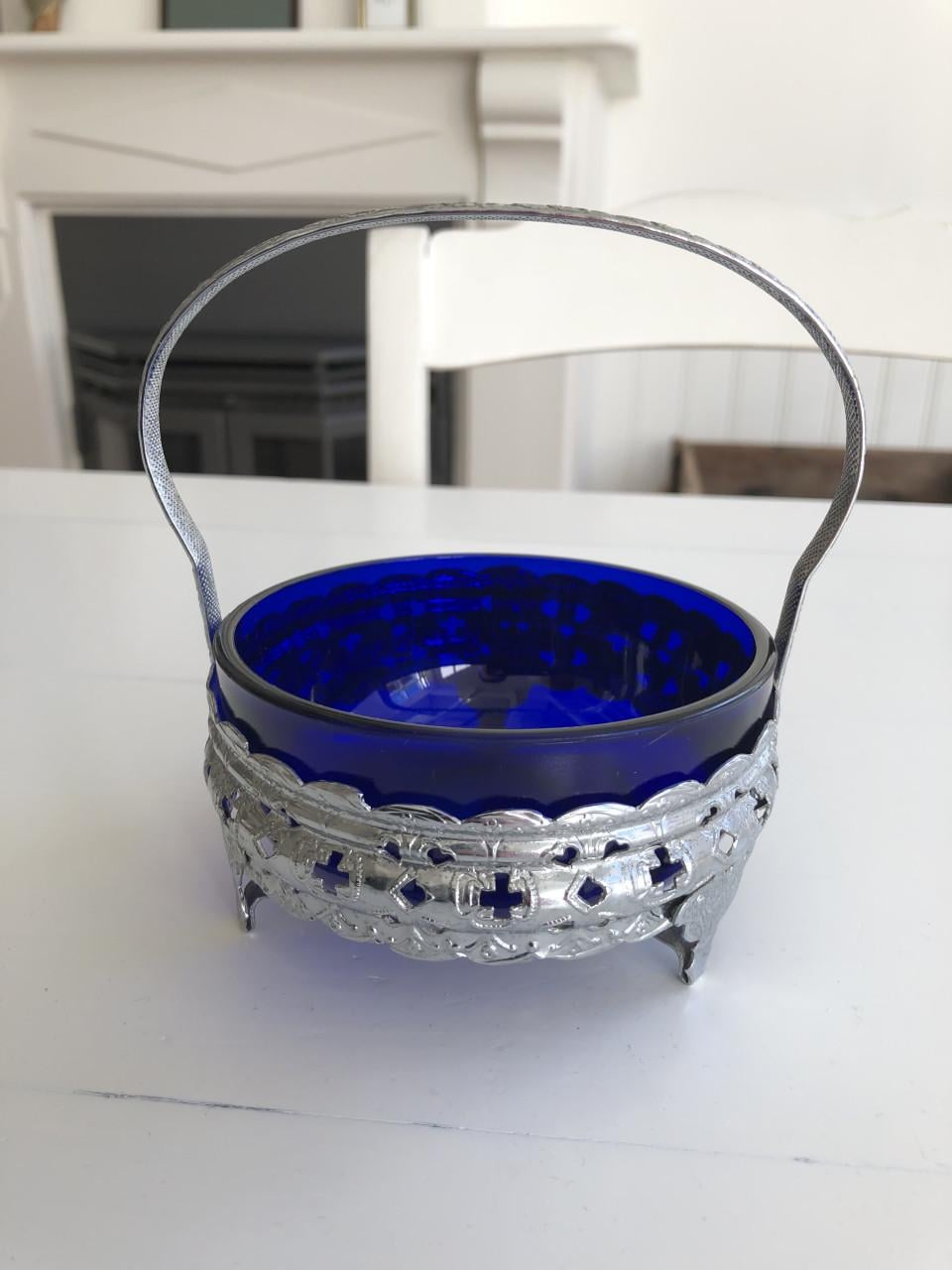 Lief brocante suikerschaaltje van blauw glas in metalen houdertje