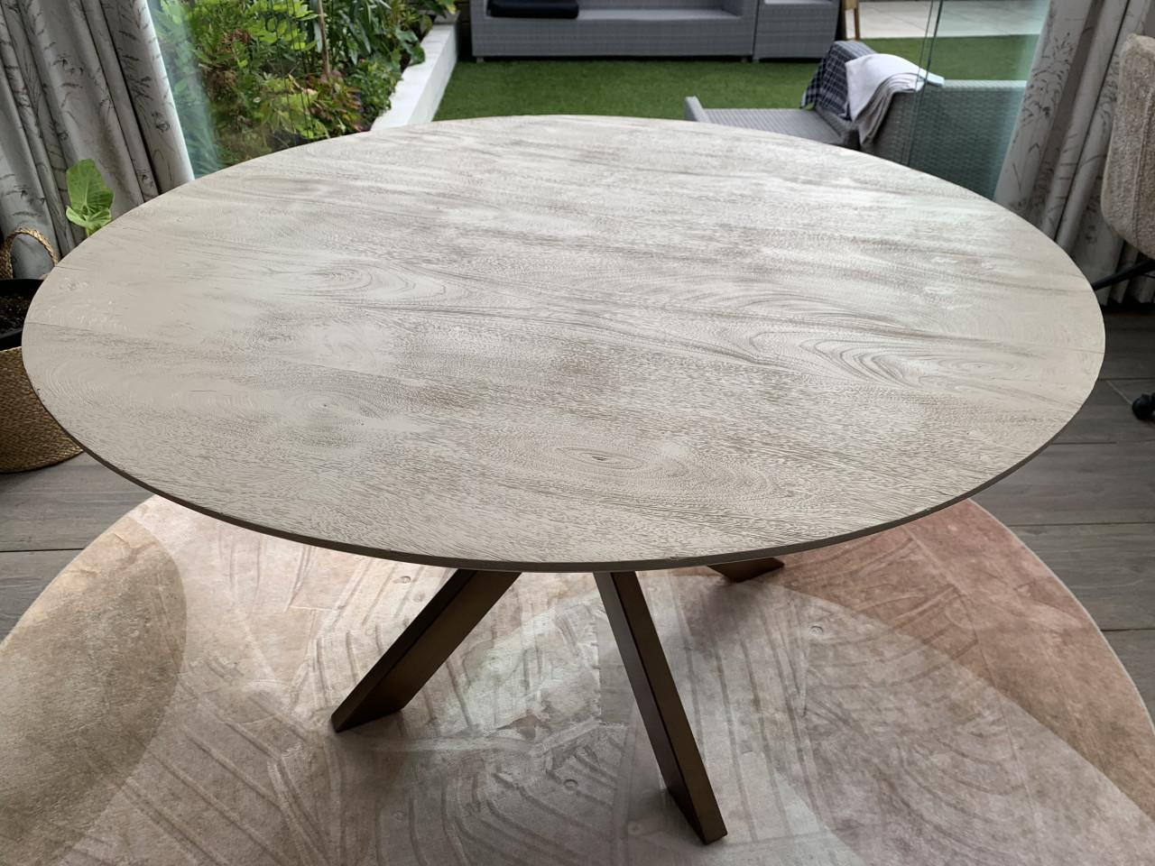 Eettafel met bronzen poot, 130 doorsnee cmhoog 76 cm