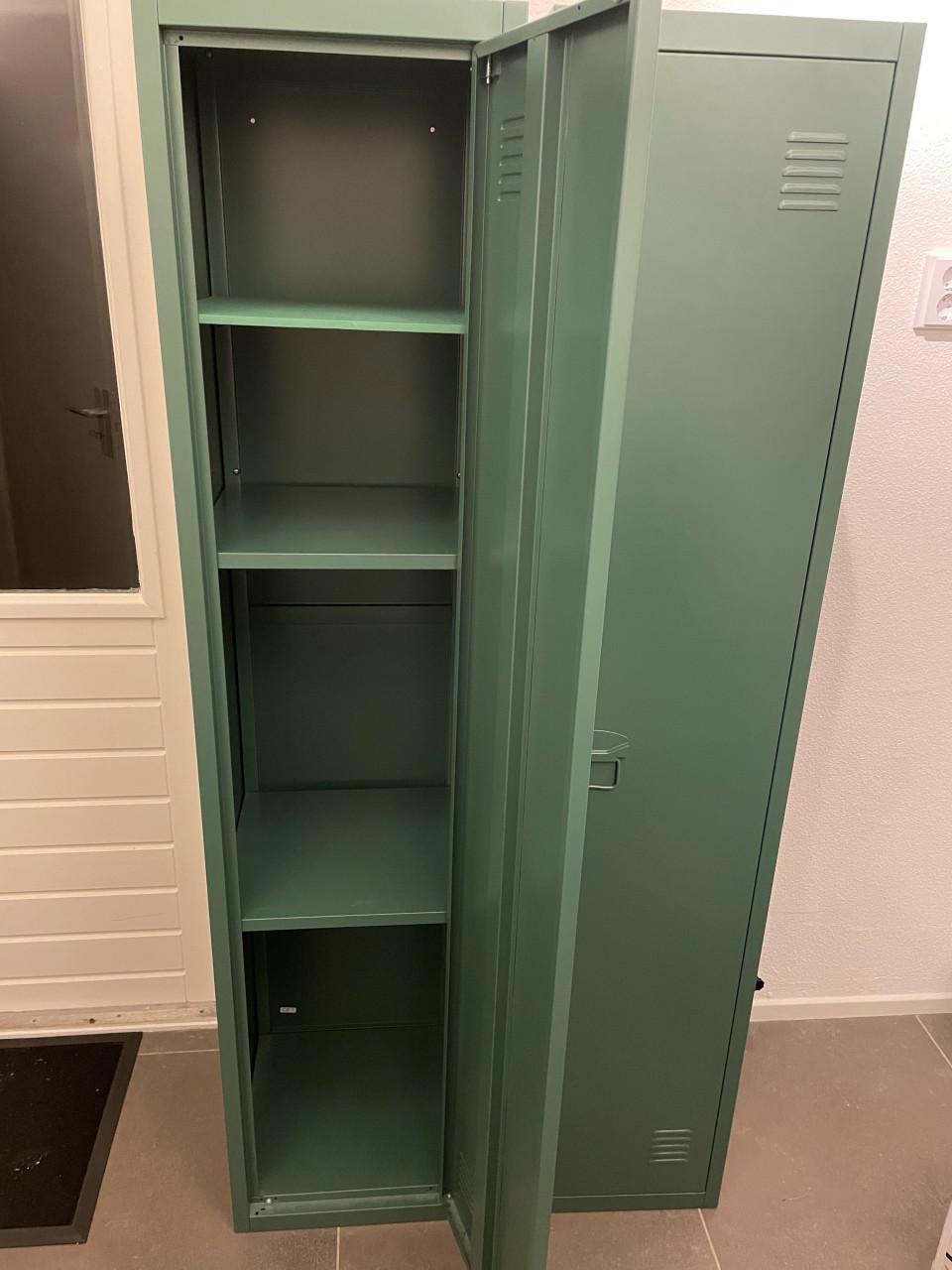 Twee groen metalen kledingkasten/lockers