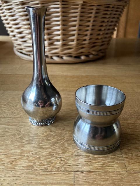 Zilveren vaasje en eierdop