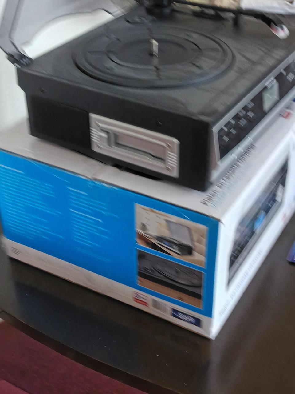 NIEUWE PLATEN EN CASSETTE SPELER
