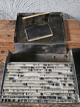 Antieke Victoria Typograph Stempeldoos met Letters