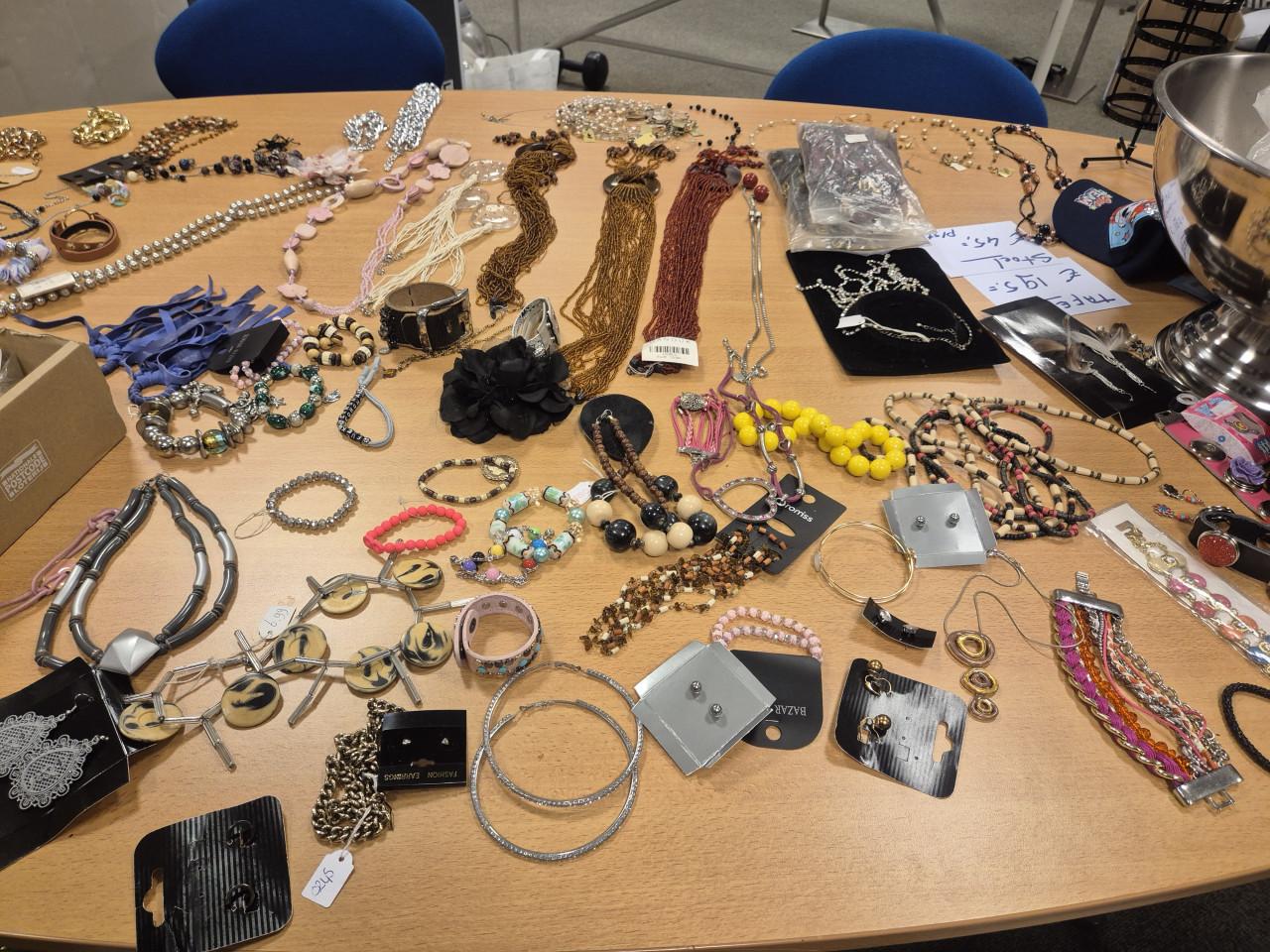 Partij van 100 sieraden  / sjaals / riemen