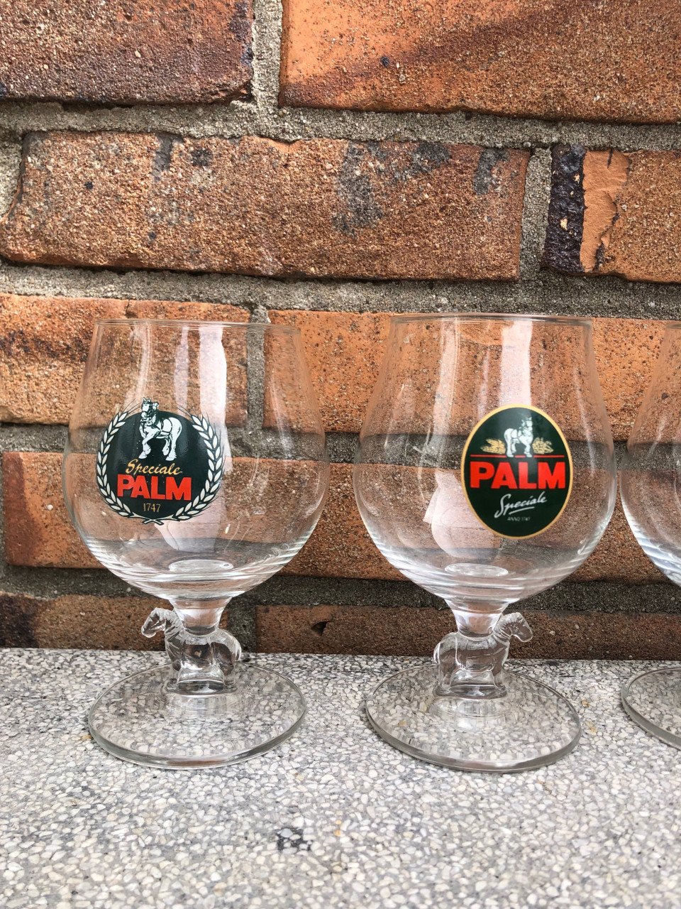 Vier Palm bierglazen met paard op de voet van het glas.