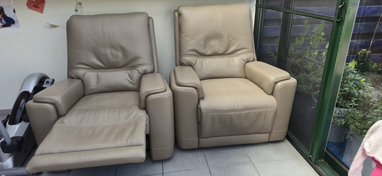 Lederen salon in nieuwstaat met relax zetel 2x2 en 1x 2,5 bankstel