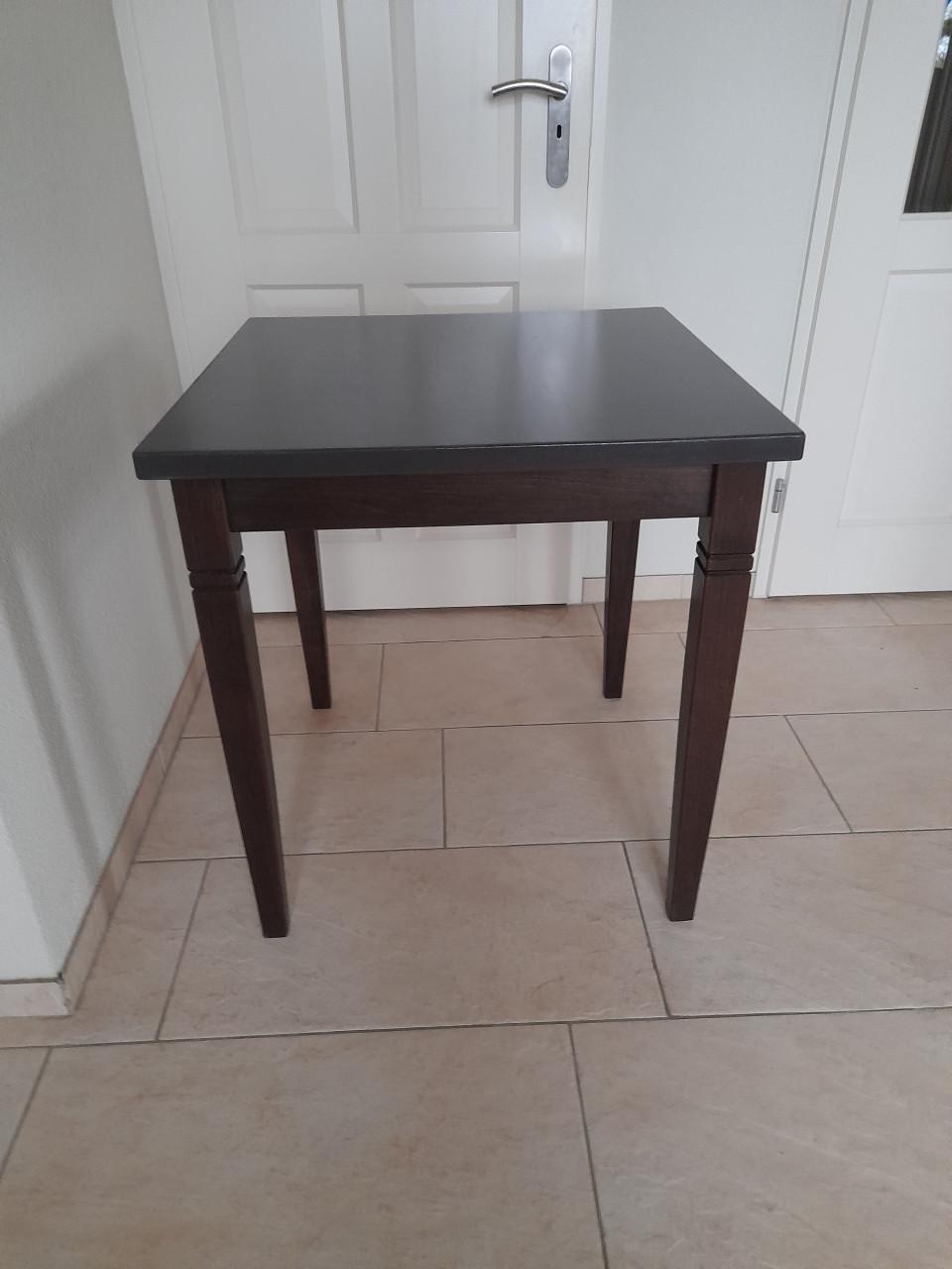 Massief houten tafel 70 x 70 x 75H (in goede staat )