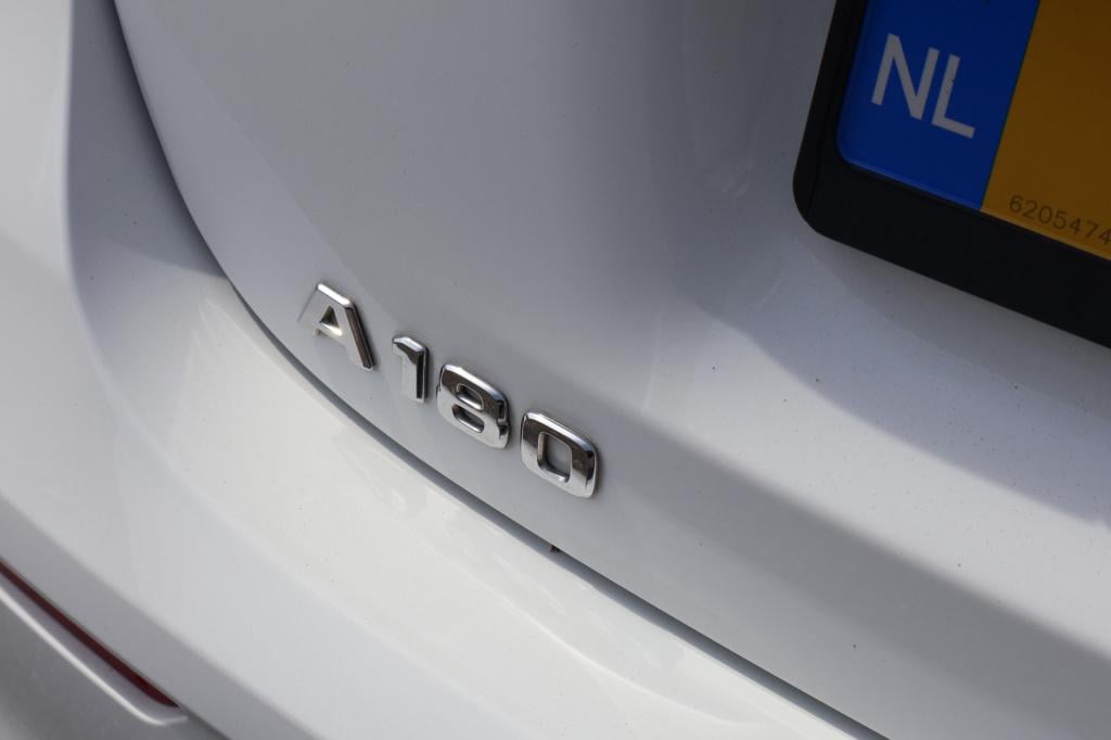 Mercedes-Benz A-Klasse 180 business solution amg l automaat l camera l temp