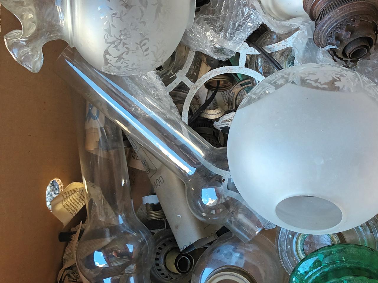 Doos vol vintage lampen