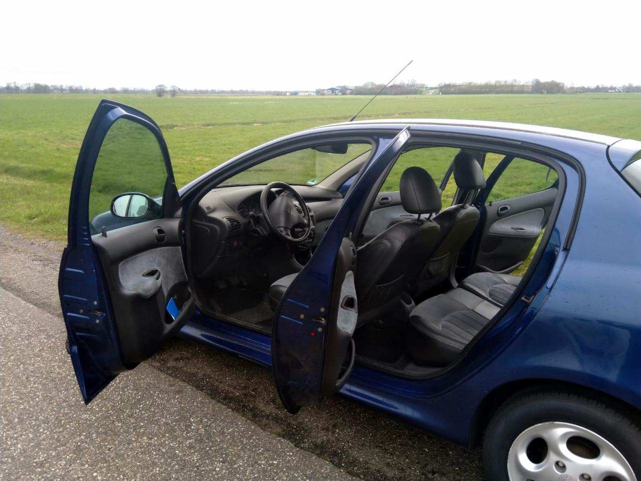 Vandaag 350,00 - Peugeot 206 vijfdeurs 1.4 Benzine