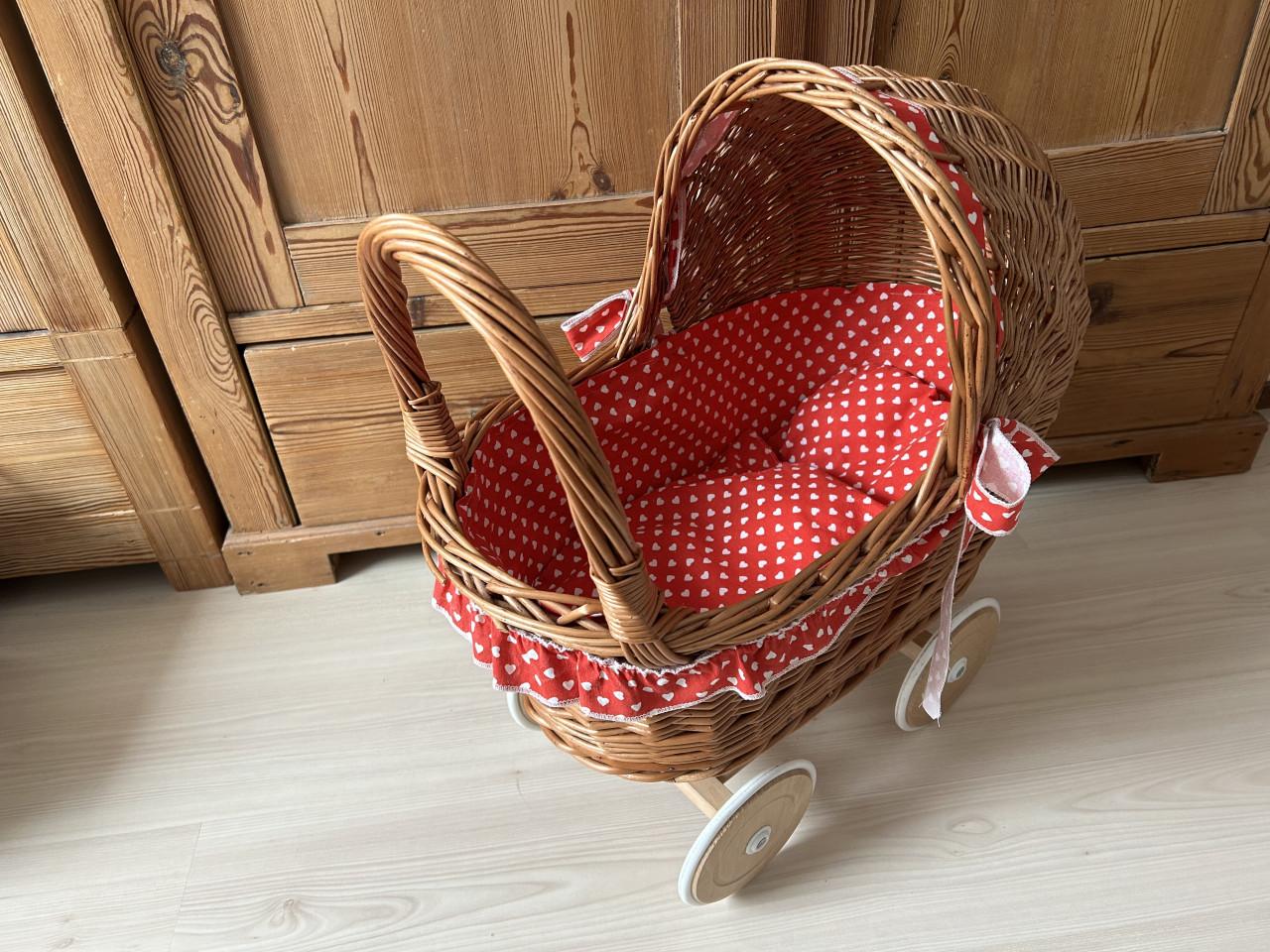 Rieten poppenwagentje,