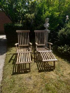 2 Deck chairs