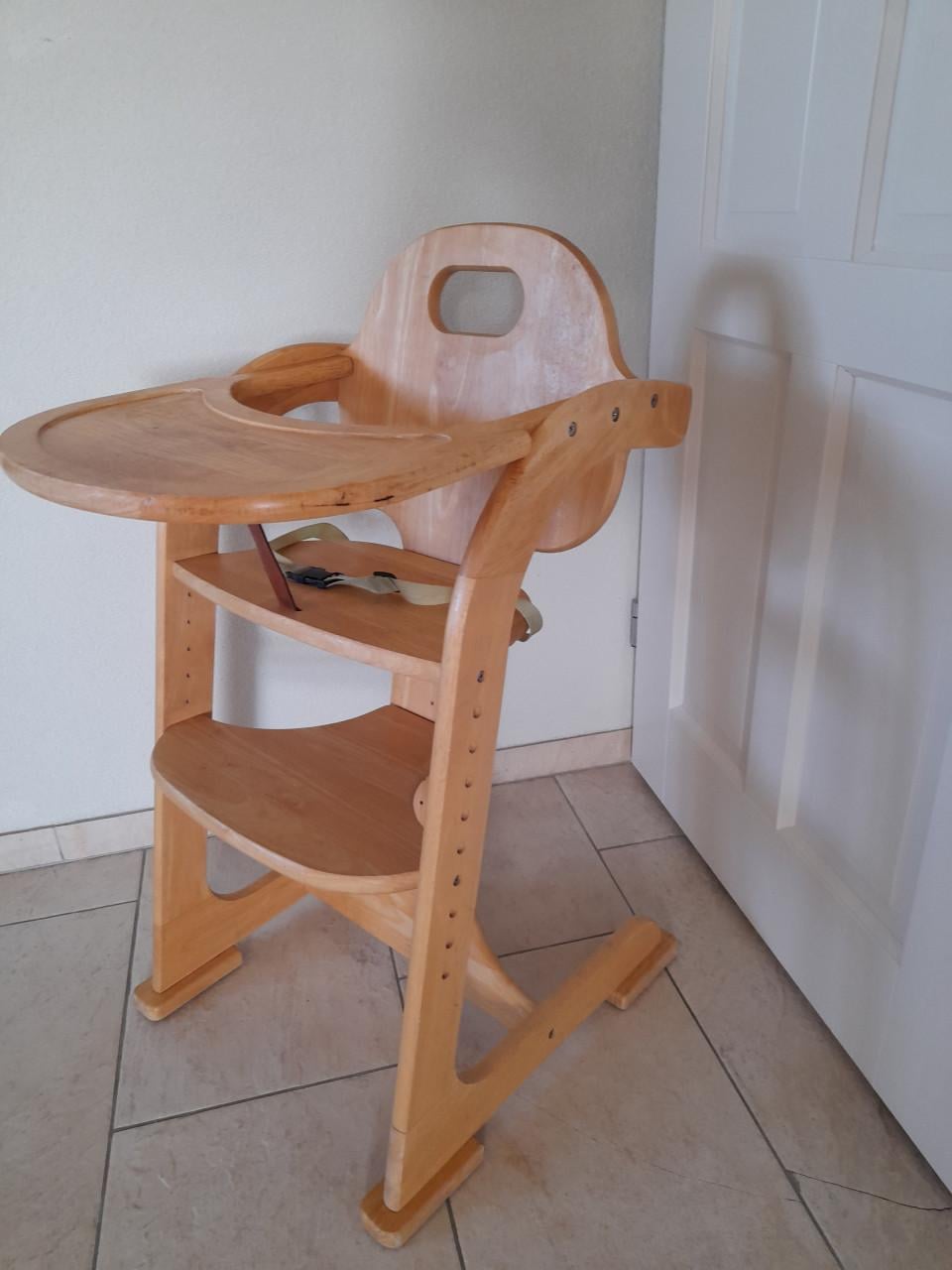 Houten meegroei / kinderstoel  (in goede nette staat)