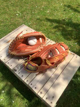 Honkbal handschoenen (2x) en softbal in goede staat