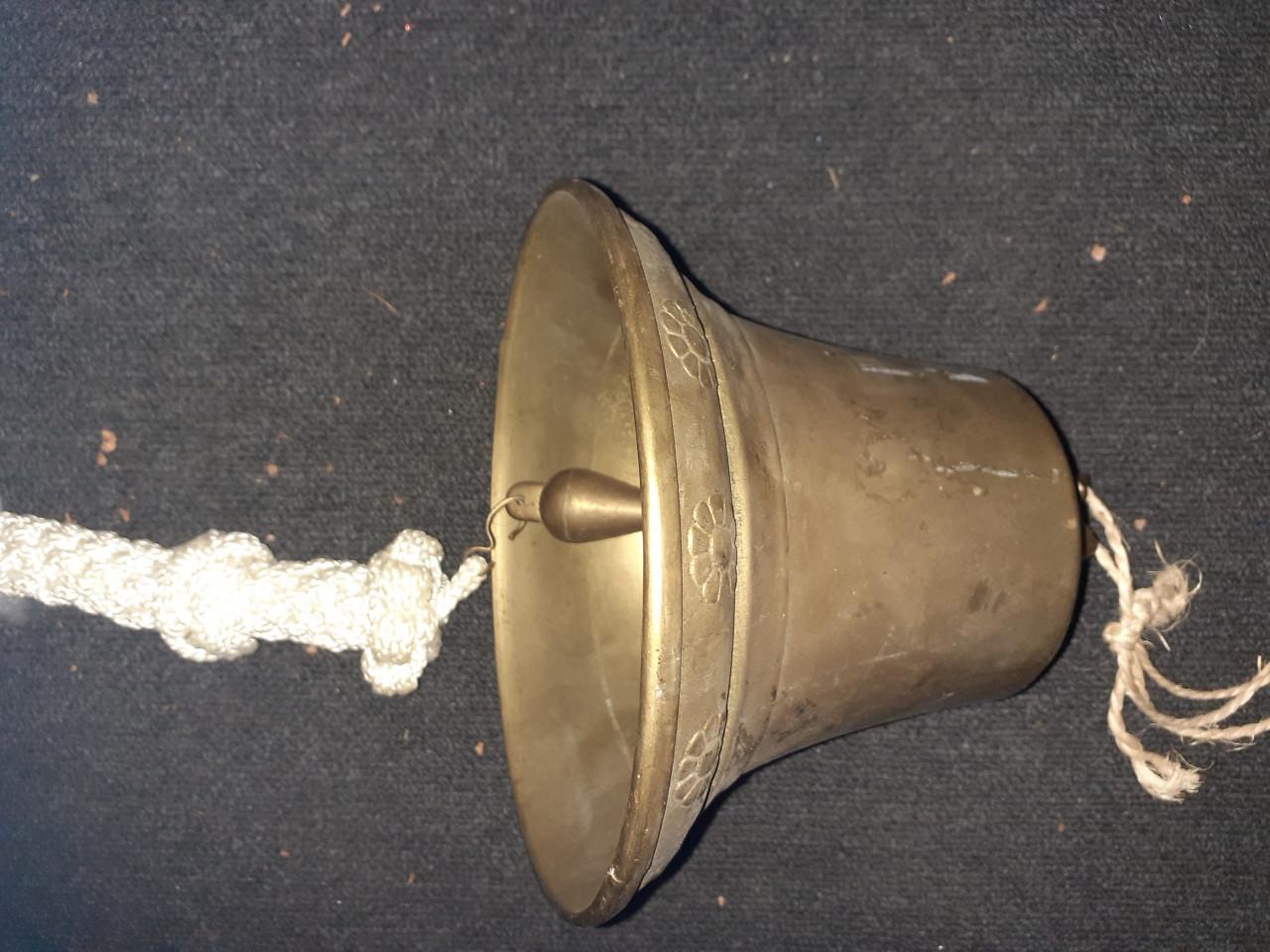 Scheeps bel koper met kort eindje gevlochten touw