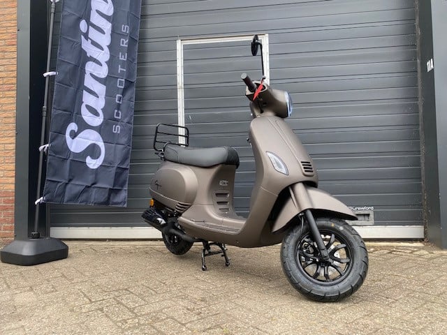 Aanbieding nieuwe ful option vespa look santini capri scooters nu 1899 euro