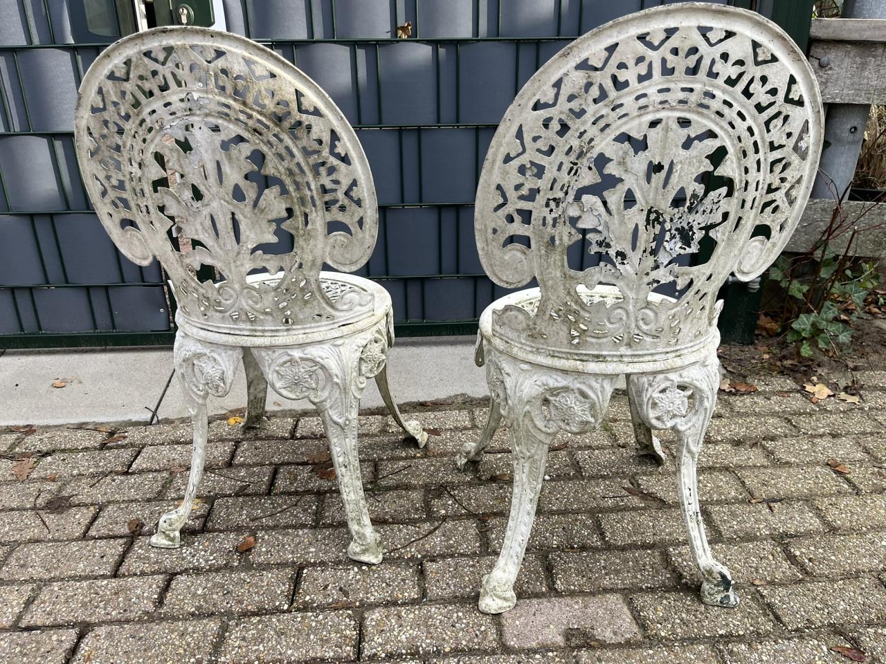 Bistrostoeltjes van gietijzer