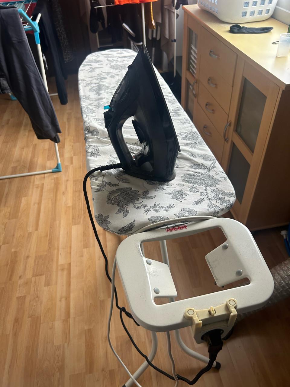 Strijkijzer met strijkplank