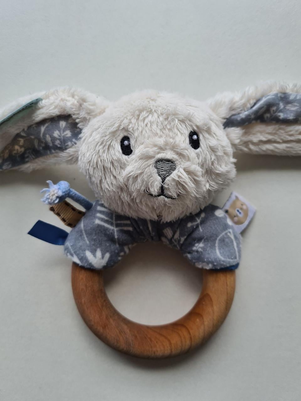 Little Dutch rammelaar met een houten ring uit de Adventure collectie.