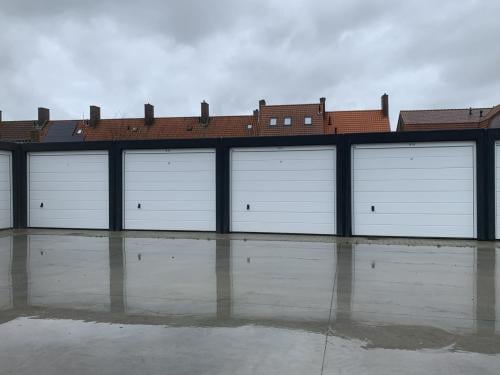 GARAGE TE HUUR TE OOSTBURG VANAF 01/10 AS OF VROEGER IN OVERLEG