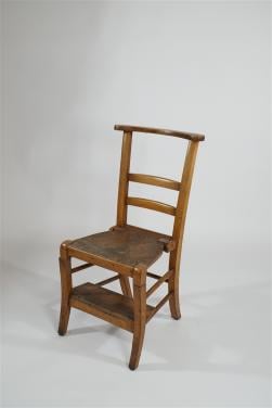 Oude, authentieke houten ladderback‑stoel