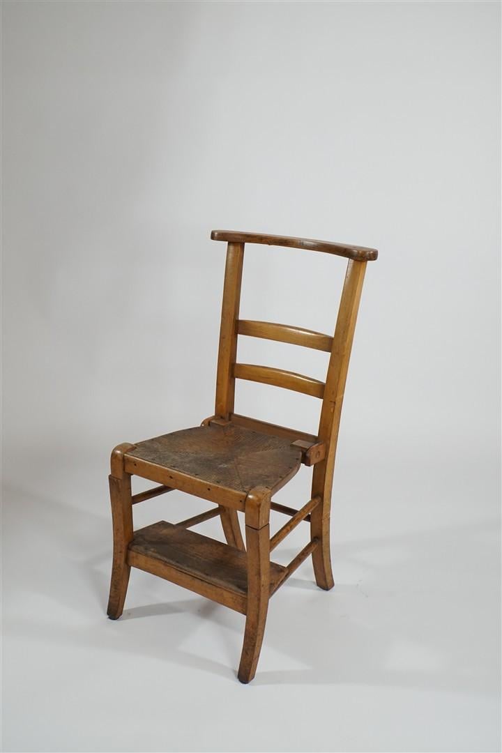 Oude, authentieke houten ladderback‑stoel