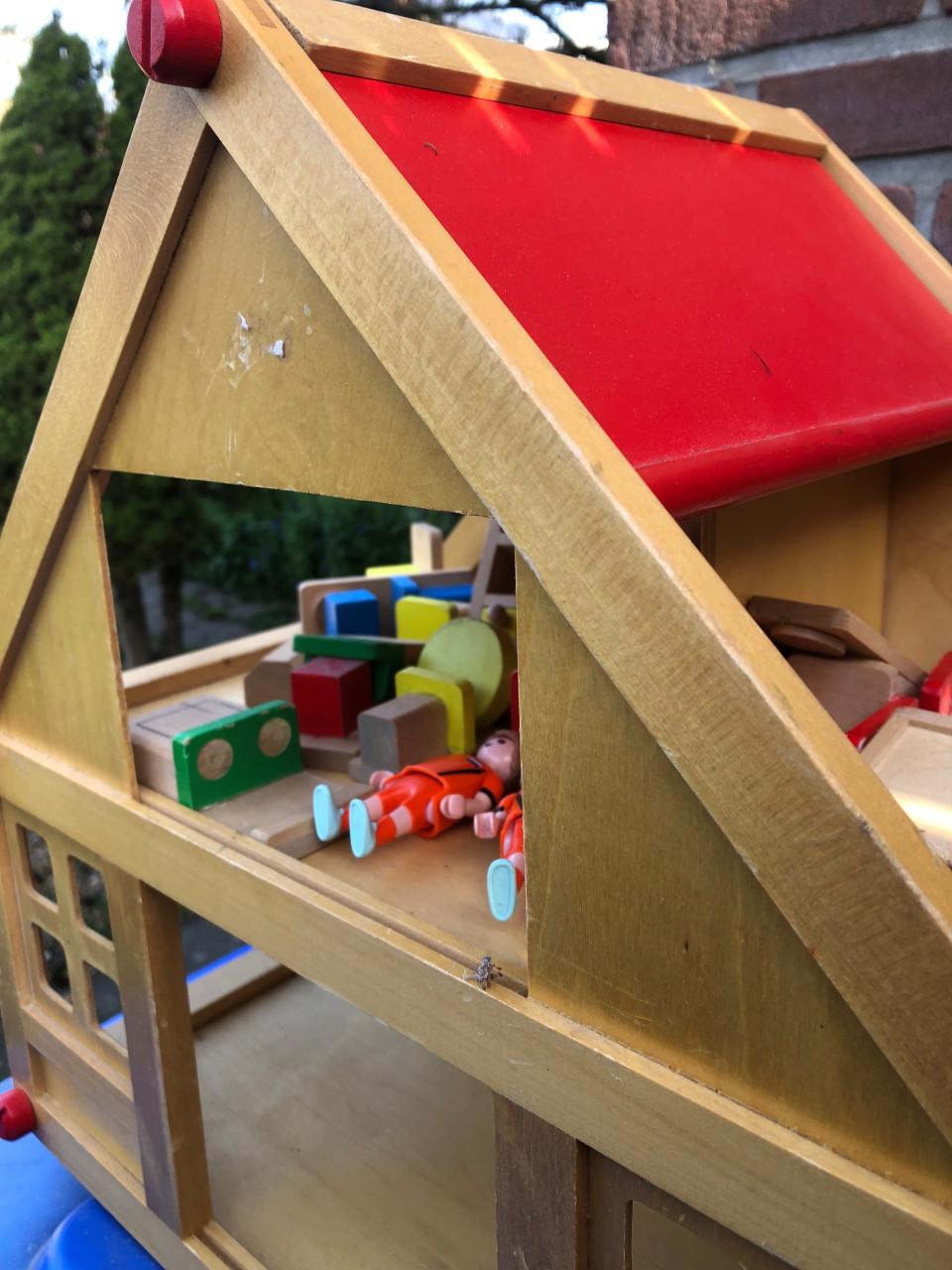 Poppenhuis met meubeltjes