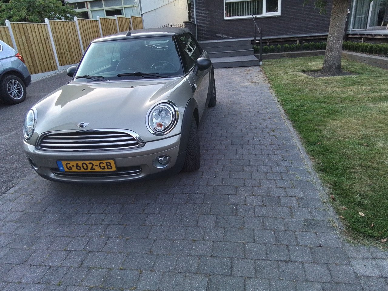 Mini cabrio one vol leer 6 versnelling airco  in zeer goede staat bj 2011