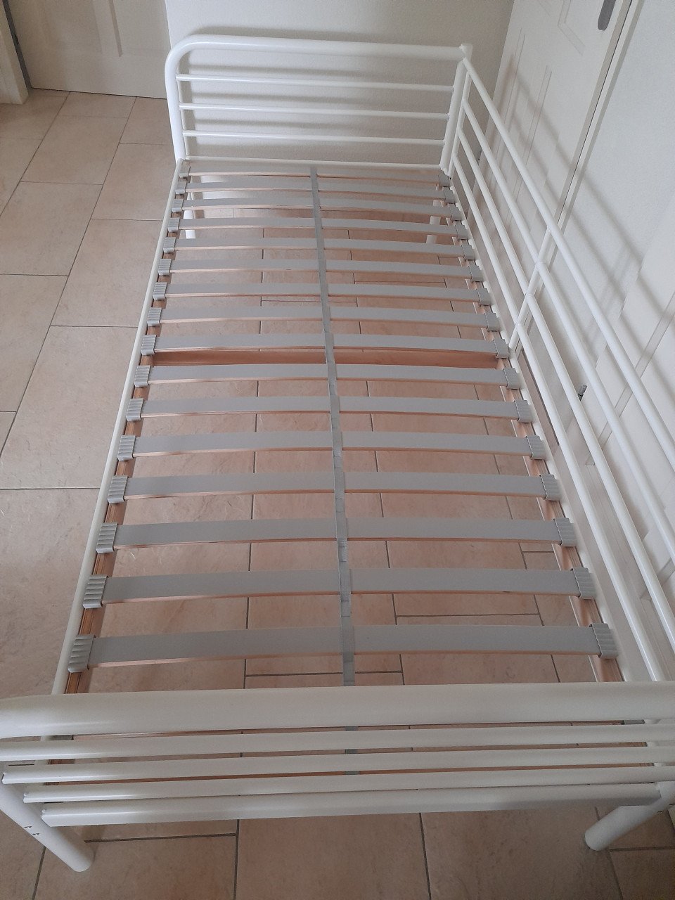 Wit metalen bed 90 x 200 ( z.g.a.n.)