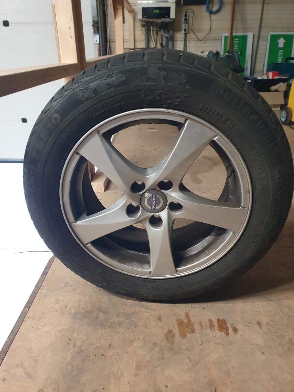 Set winterbanden op Volvo velgen