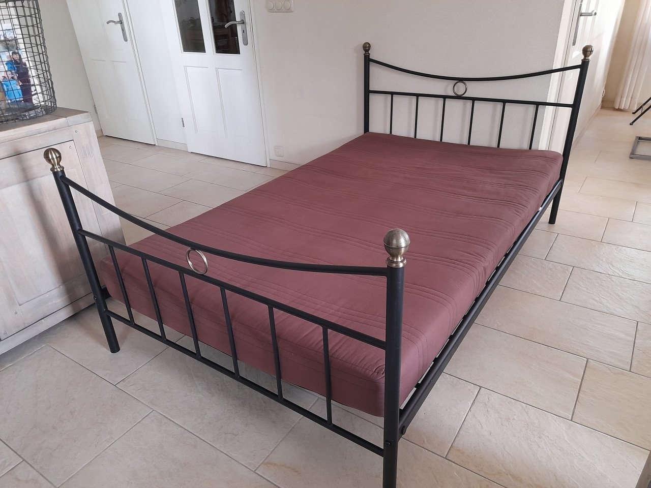 Metalen bed 120 x 200 met matras en beschermer( in goede staat )