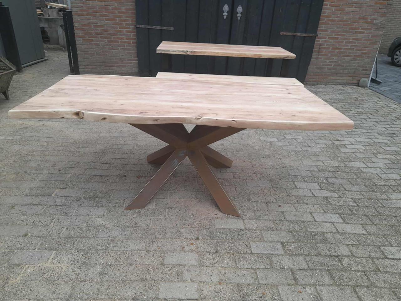 BOOMSTAMTAFEL / TAFEL IN SUARHOUT 200X100 MET ZWARE MATRIXPOOT