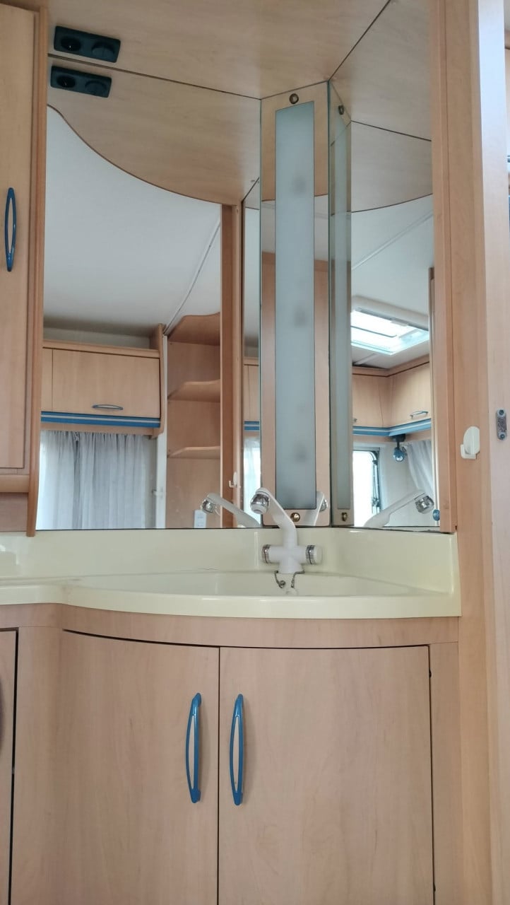 Hobby 440 (2000) met als nieuwe voortent