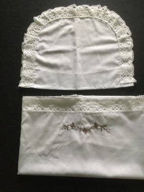 Boven laken en sloop voor wieg of kinderwagen, met broderie rand zgan.