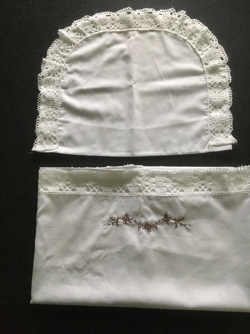 Boven laken en sloop voor wieg of kinderwagen, met broderie rand zgan.