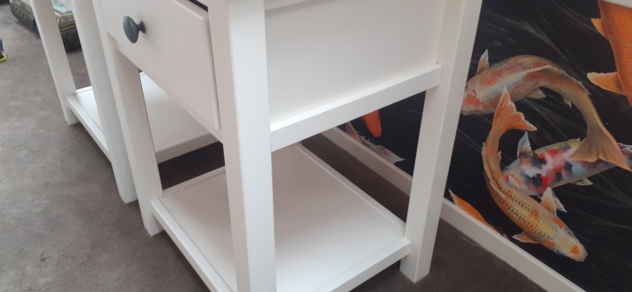 2 witte nachtkastjes