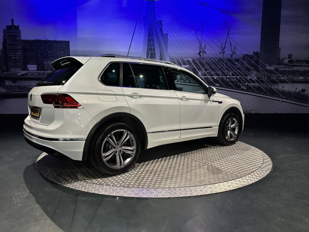 Volkswagen Tiguan 1.5 tsi act highline business r-line *topcomfortstoelen*p