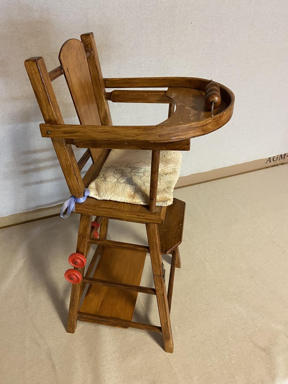 🪑🛒 Te koop: Vintage houten kinderstoel en poppenwagen