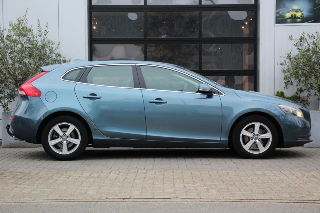 Volvo V40 1.6 t3 momentum -xenon - trekhaak - navi - achteruitrij camera - 