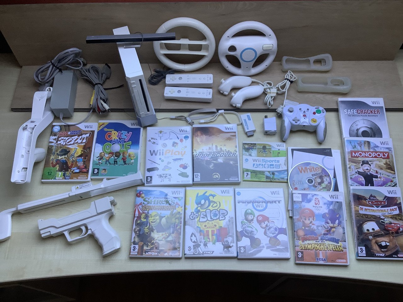 Nintendo Wii met 2 controllers, 2 stuurtjes en veel spellen.