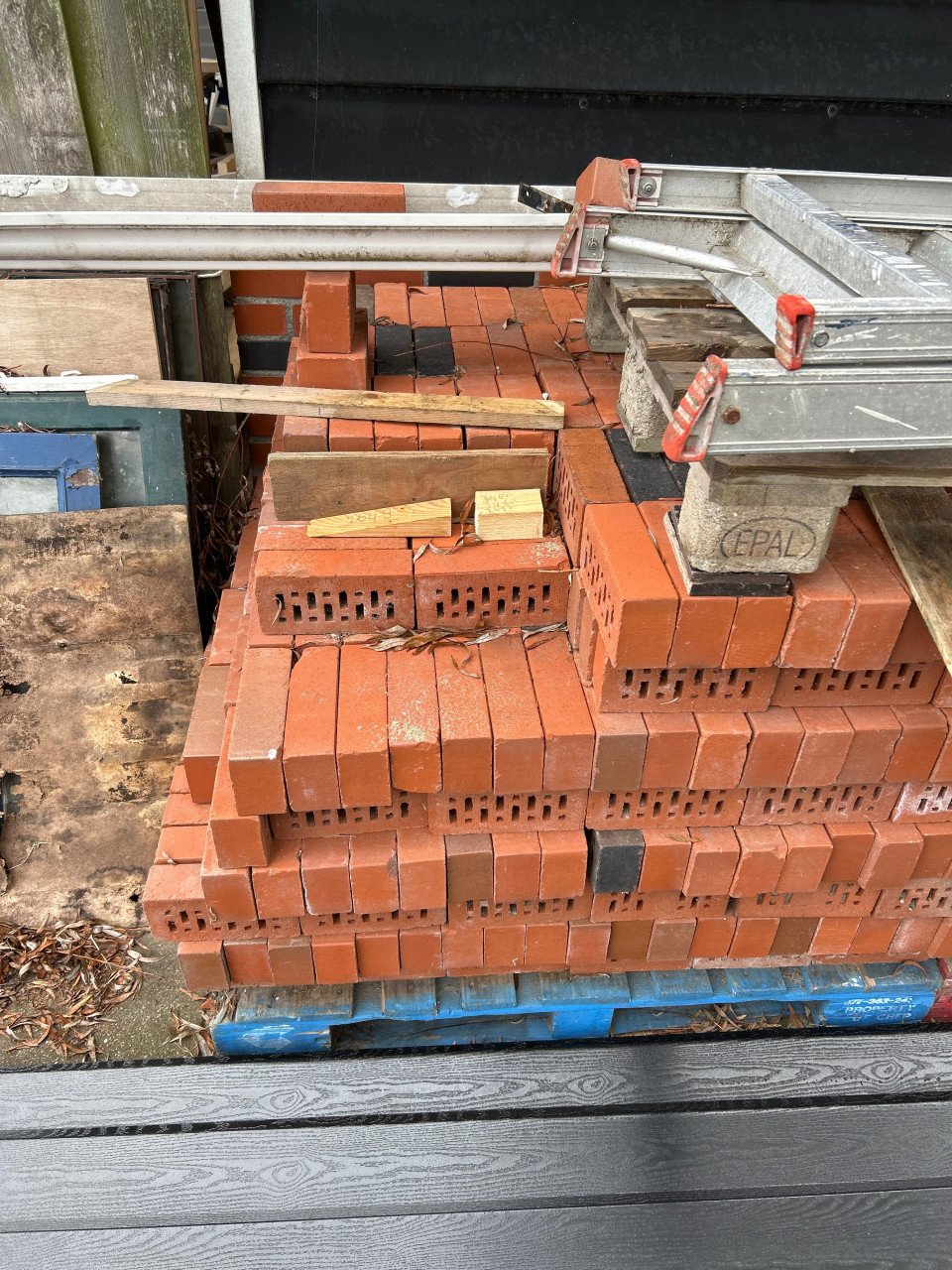 Partij gevelstenen 700 stuks nieuw