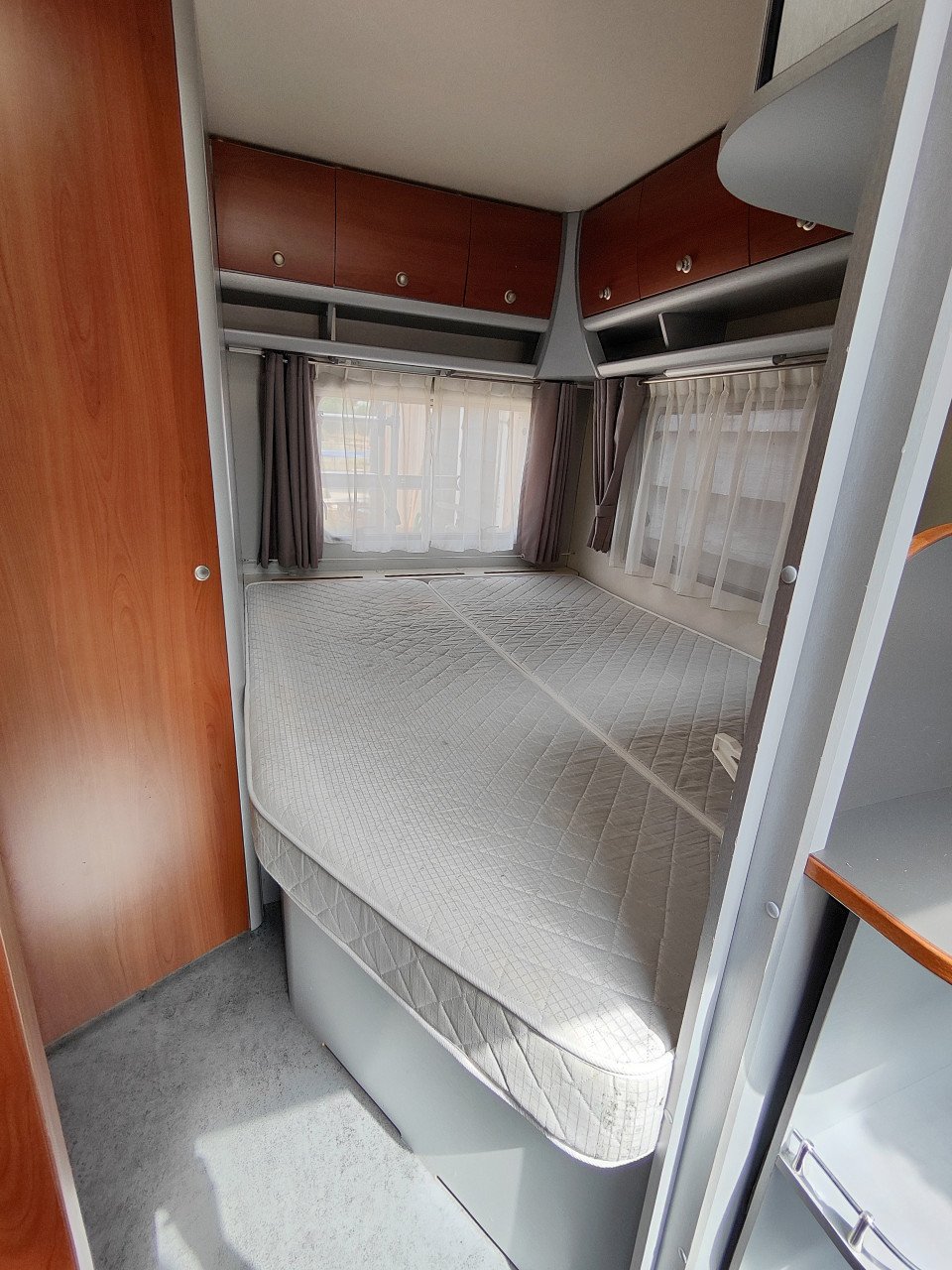Luxe Kip caravan zeer compleet, incl. voortent en luifel.